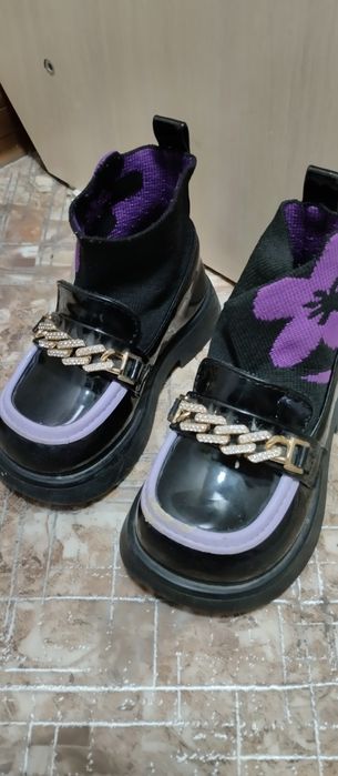 Продам детскую обувь