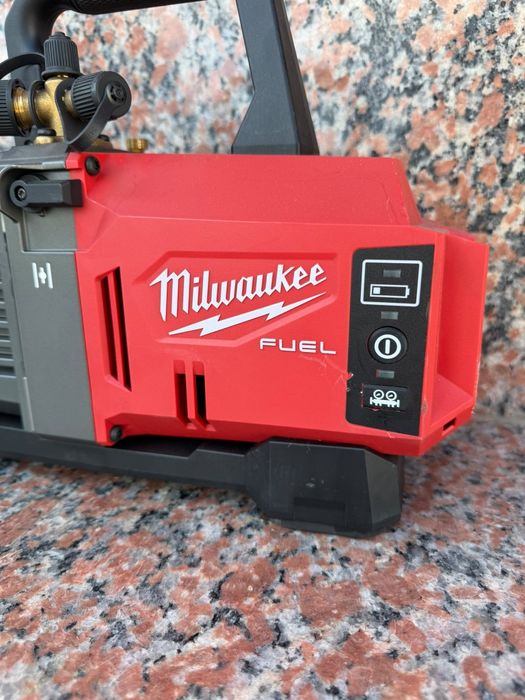 Milwaukee pompa de vacum pe acumulator