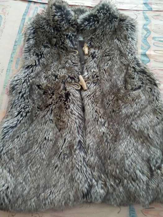 Пухен елек  на "ZARA" .за момиче,за 11-12 години