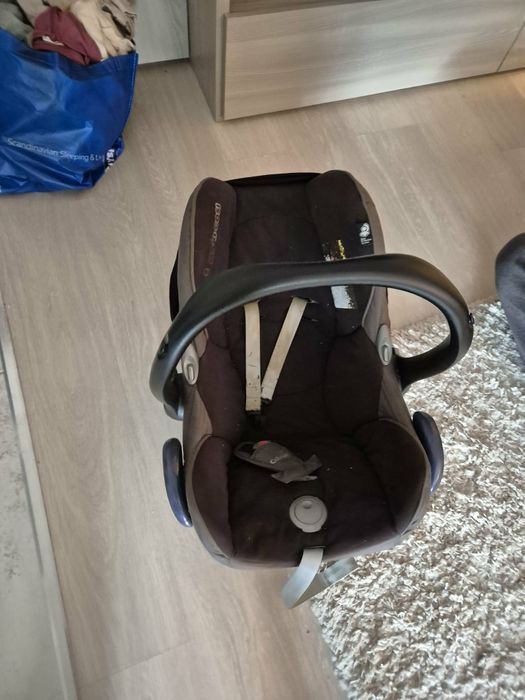 Vand toate lucrurile  de bebe