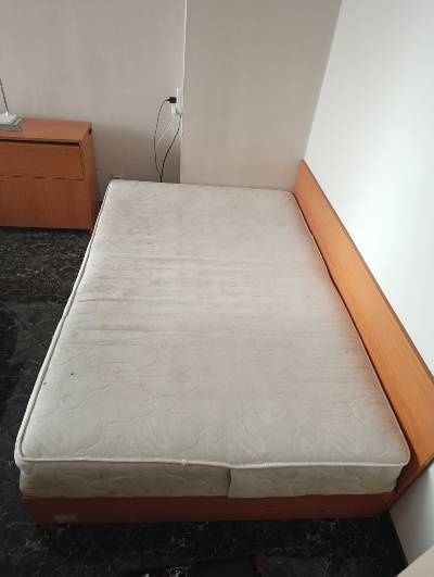 Спалня с матрак и комод