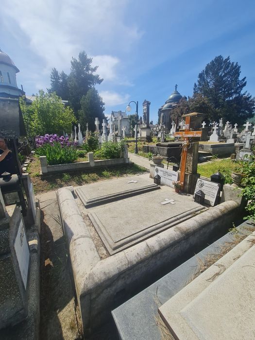 Loc de veci 6mp construcție cavou cu doua locuri și patru cripte în cimitirul cernica în curtea manastiri