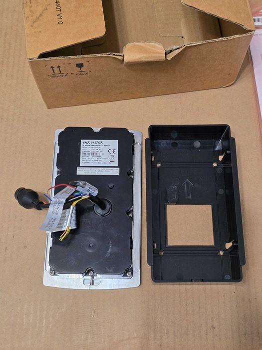 Hikvision Cititoare control acces cu amprenta DS-K1201EF, terminal de control acces stand-alone DS-K1T105E-C si post de videointerfon DS-KV8202-IM