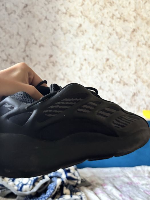 адидас изики 700v3