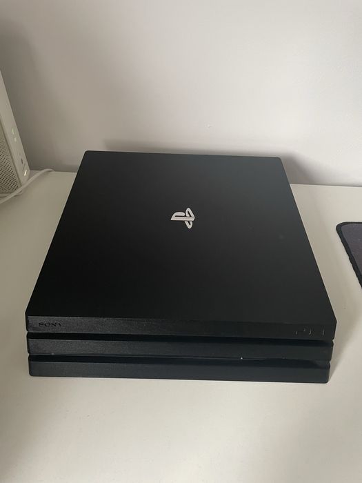 PS4 Pro 1TB + 2 cotrollere si 2 jocuri