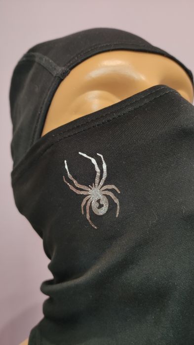 Скиорската маска Spyder PIVOT е рунов еластичен полар с прилепваща кро