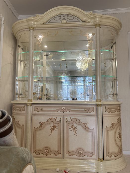 Продам витрину в гостинную для посуды