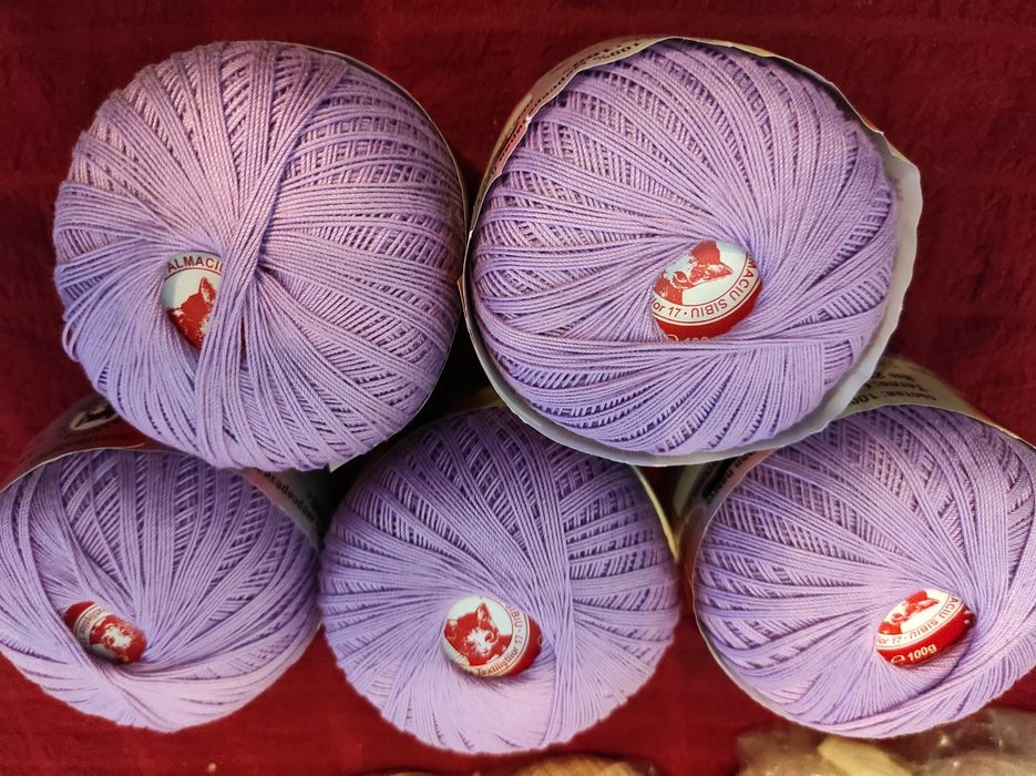 Продавам кълбета и чилета за плетене на една кука.