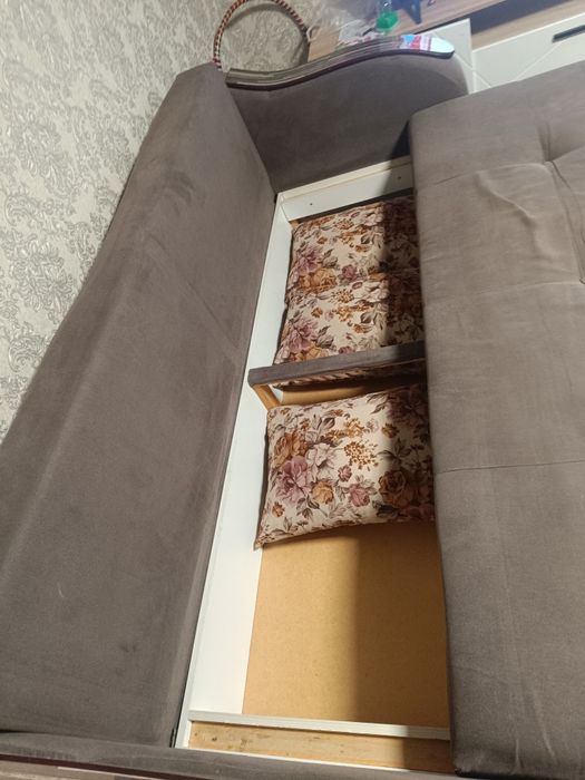 Диван.          .