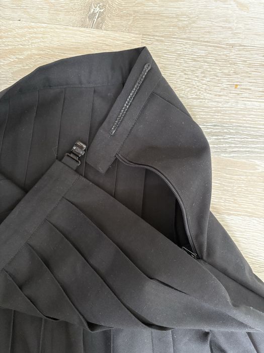 Плессерованая черная юбка