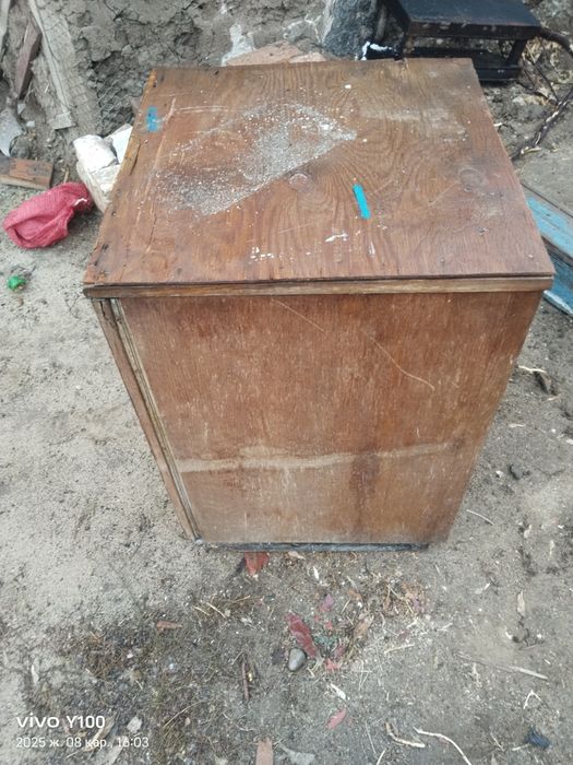 Старый шкаф холодильник