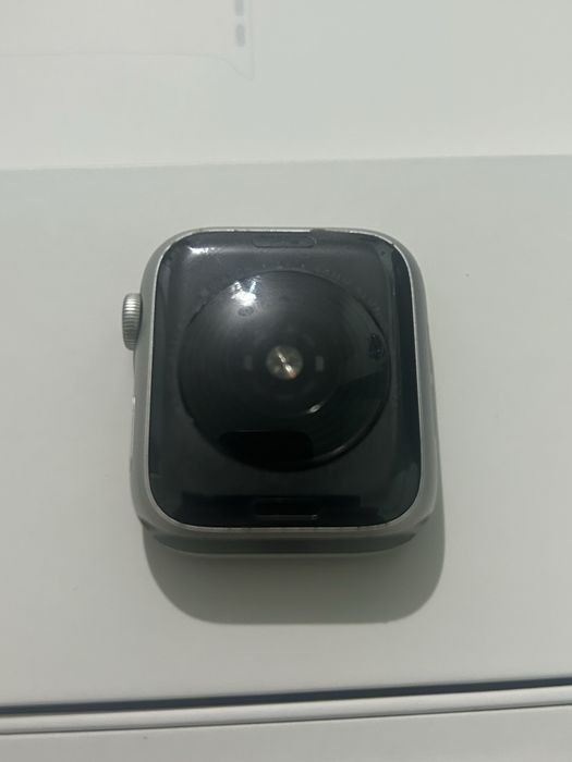 Apple Watch SE часовник