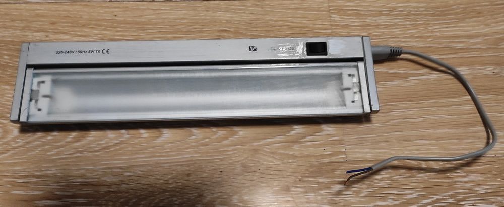 LED лампа и лампа за баня или кухня