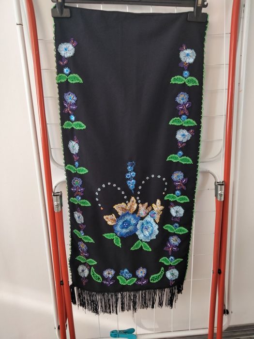 Vând costume populare