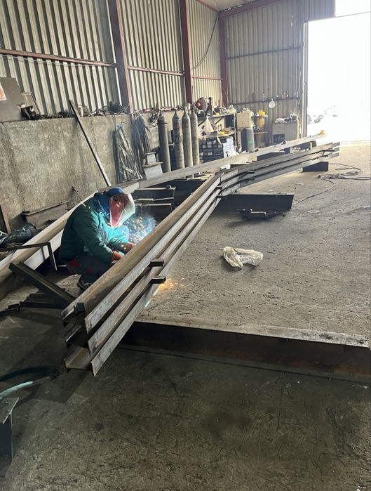 Vand structura din hala metalica schimb cu masina sau atv cu +/- difer