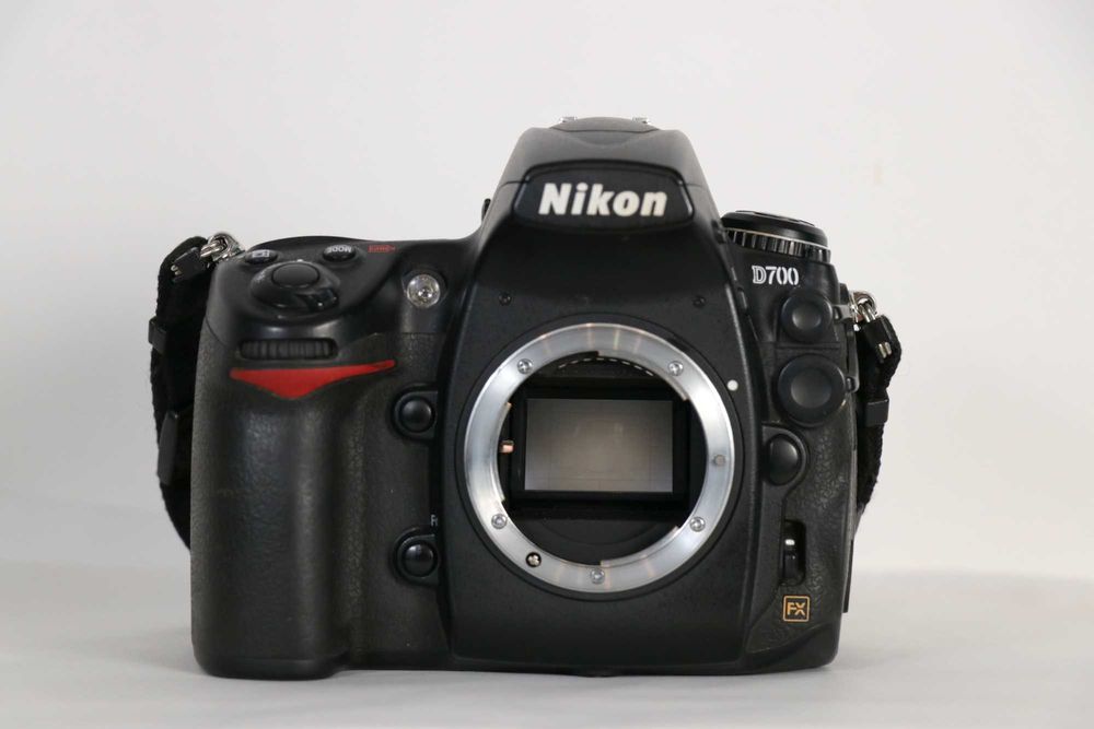 Nikon D700 с обектив Nikkor 35-70 f3.3-4.5