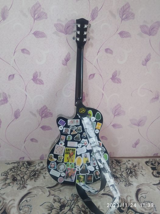 Akustik gitara 40 razmer sotiladi remen chexol bilan birga beriladi