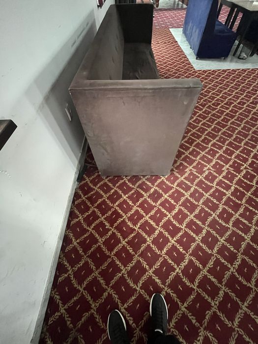 Продам старые диваны , ковры , барную стойку