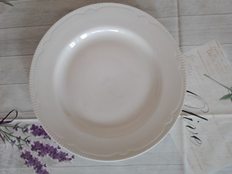 Порцеланови чинии няколко модела