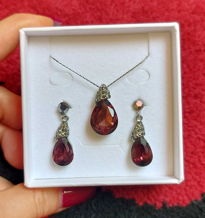 Продавам комплект обеци и колие