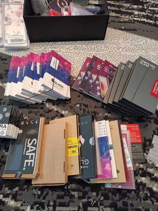 Lot huse pentru telefon si diferite accesorii