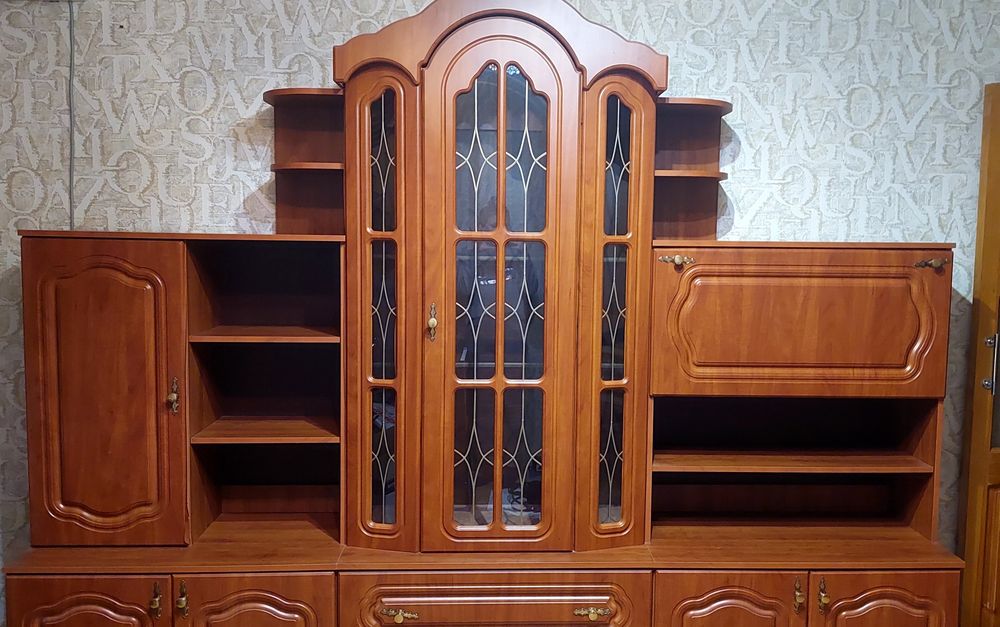 Шкаф-горка со стеклянной витриной
