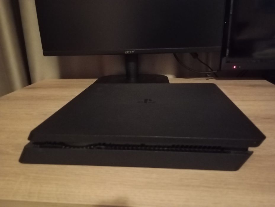 Playstation 4 с един контролер и 7 броя игри