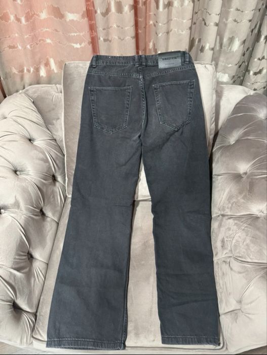 Blugi Stradivarius cu capse metalice