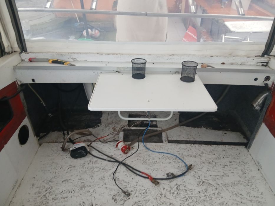 Barca Gobi cabinată cu motor și peridoc