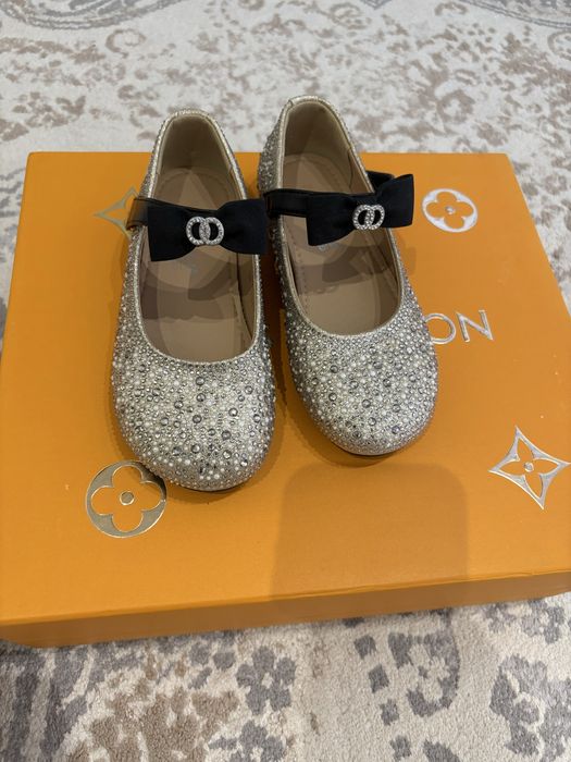 Продам срочно туфли детские