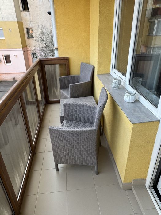 Apartament 3 camere decomandat; etaj 1; 83 mp; zona Strand