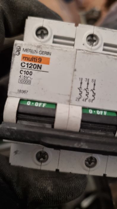 Автоматичен прекъсвач