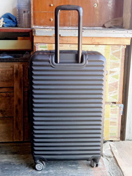 чемодан 68-46-30 см состояние новое.