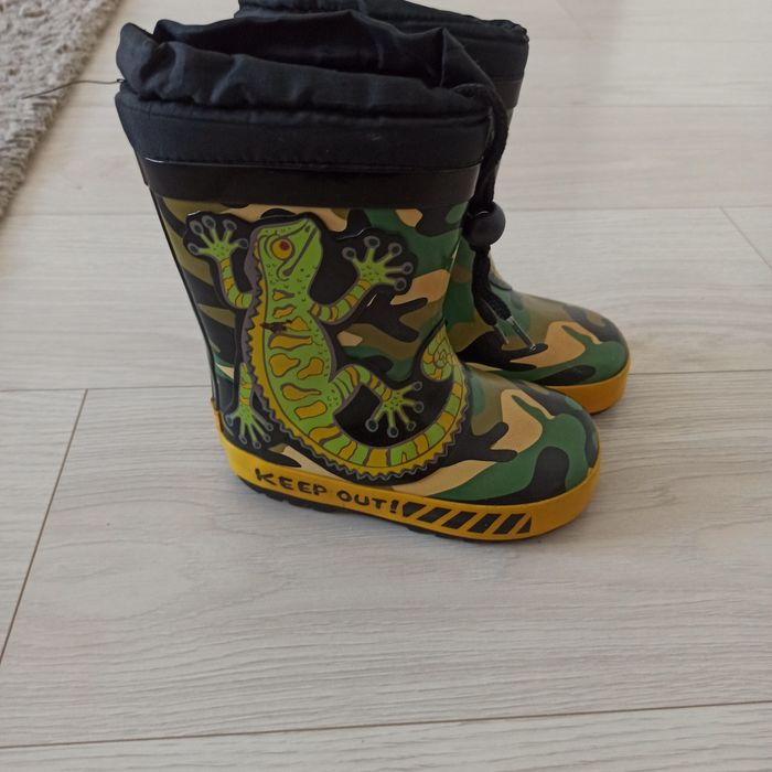 Продам резиновые сапоги размер 25