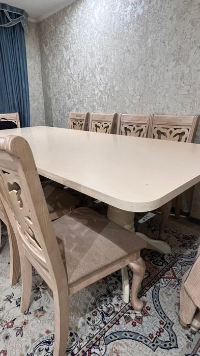 Стол и стулья для зала