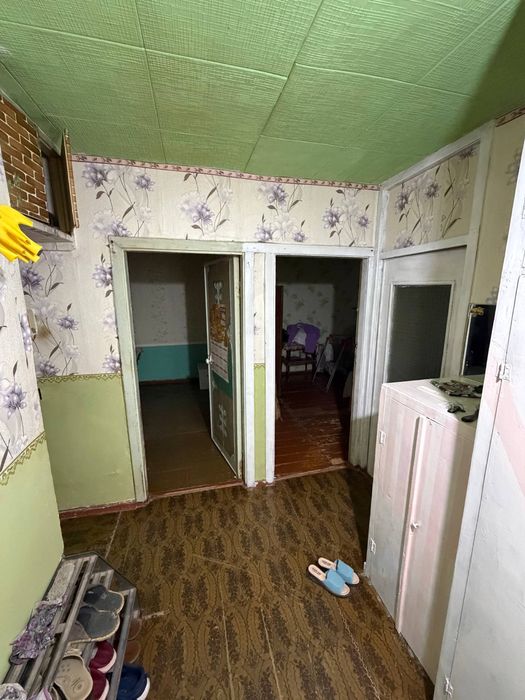 Прадаётся 3х Октяабирь базар 1этаж можно через банк