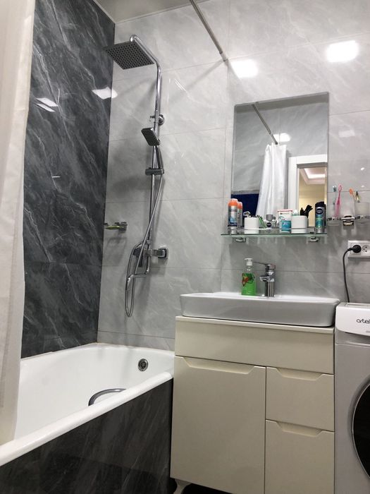 Продаю срочно квартиру. Новостройка 3 комнатная заделано 4 комнатный.