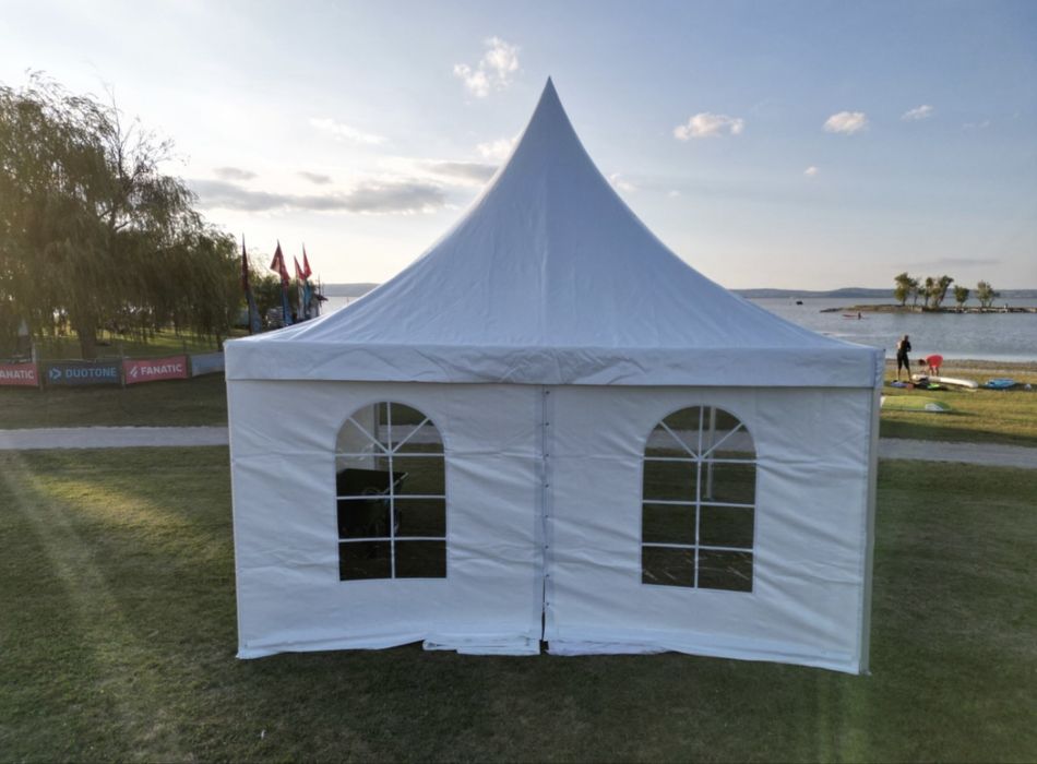 Inchiriere cort alb pentru evenimente, scaune, mese rotunde, decor