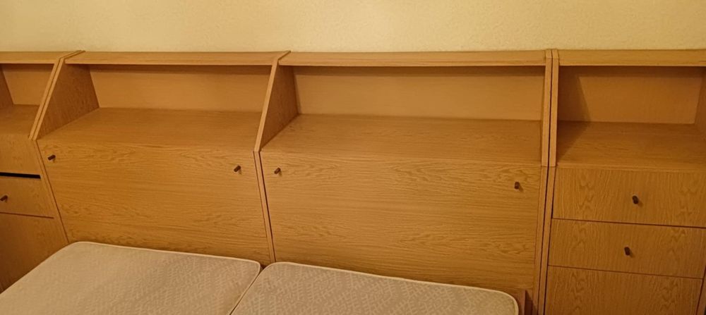 Двойна спалня с ракли и шкафове + четирикрилен гардероб