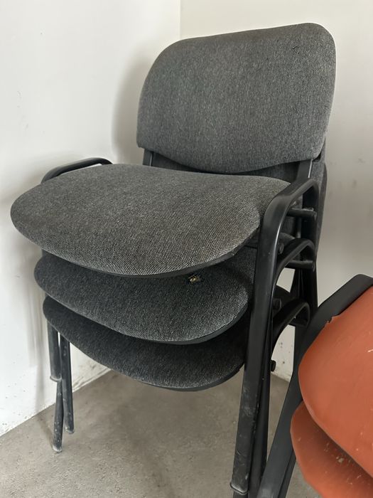 11 стульев офисные. Дешево. Продам.