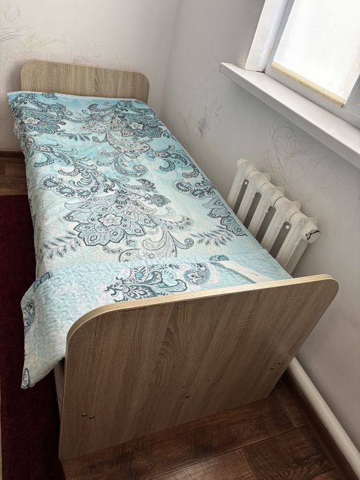 кровать с матрасом