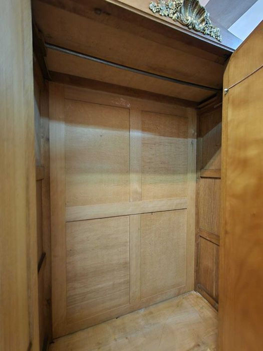 Дъбов френски гардероб с огледало и месингови орнаменти, два броя