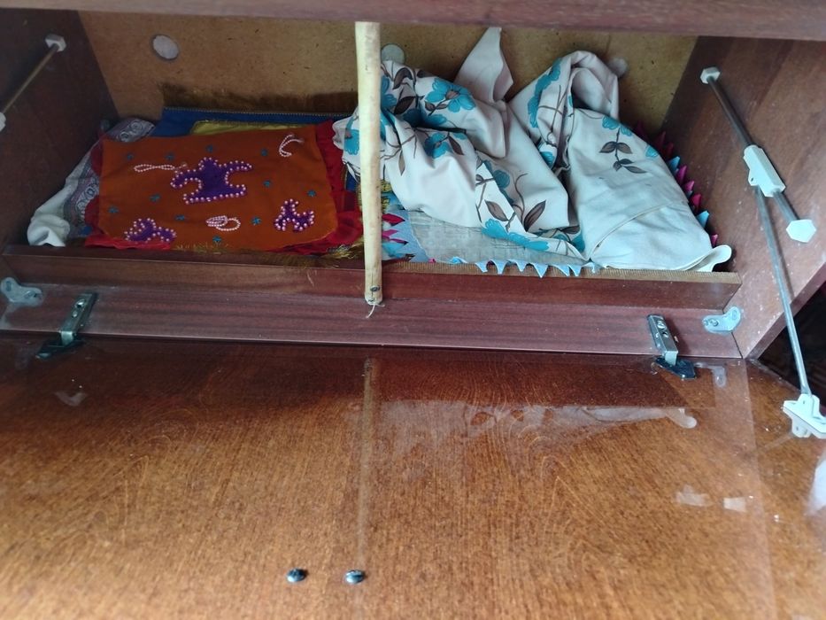 Продам тумбы столы кресло севант