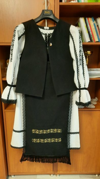 Costum popular fete, marimea L, ca nou