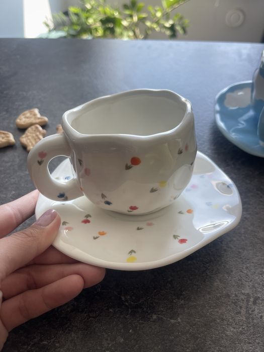 Продам набор чашек с блюдцем