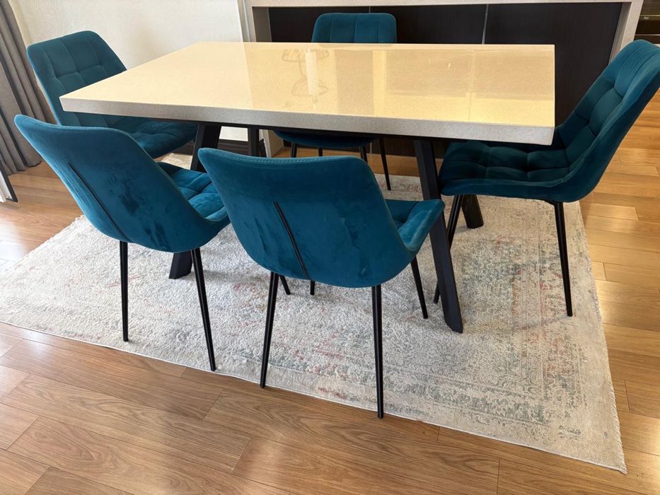 Стол со стульями