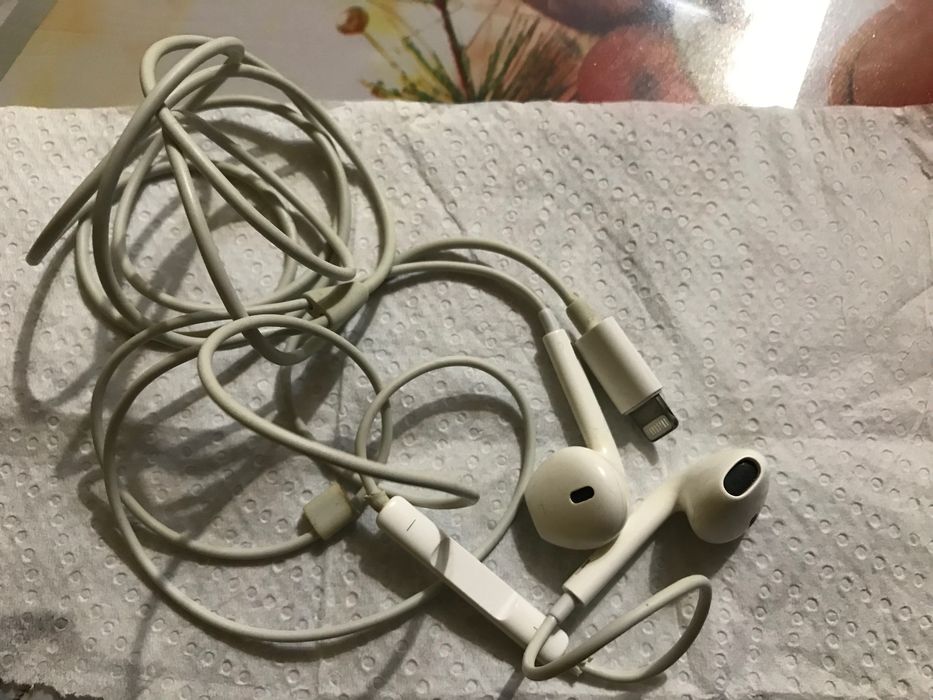 Vand caști cu fir pentru iPhone