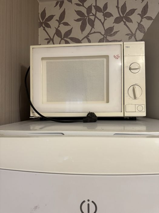 Хладилник Индезит и микровълнова