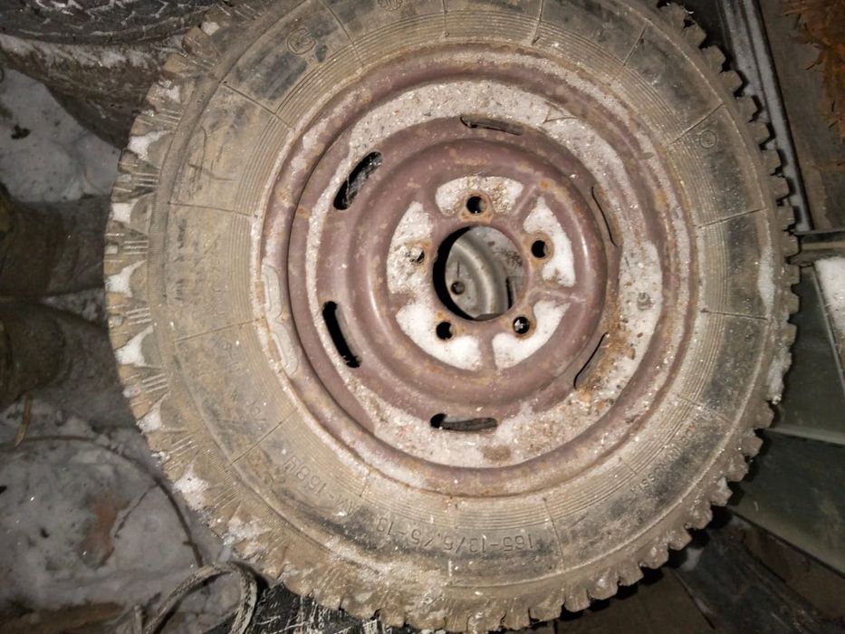 Продам шины снежок с дисками от москвича  20000 тыщ