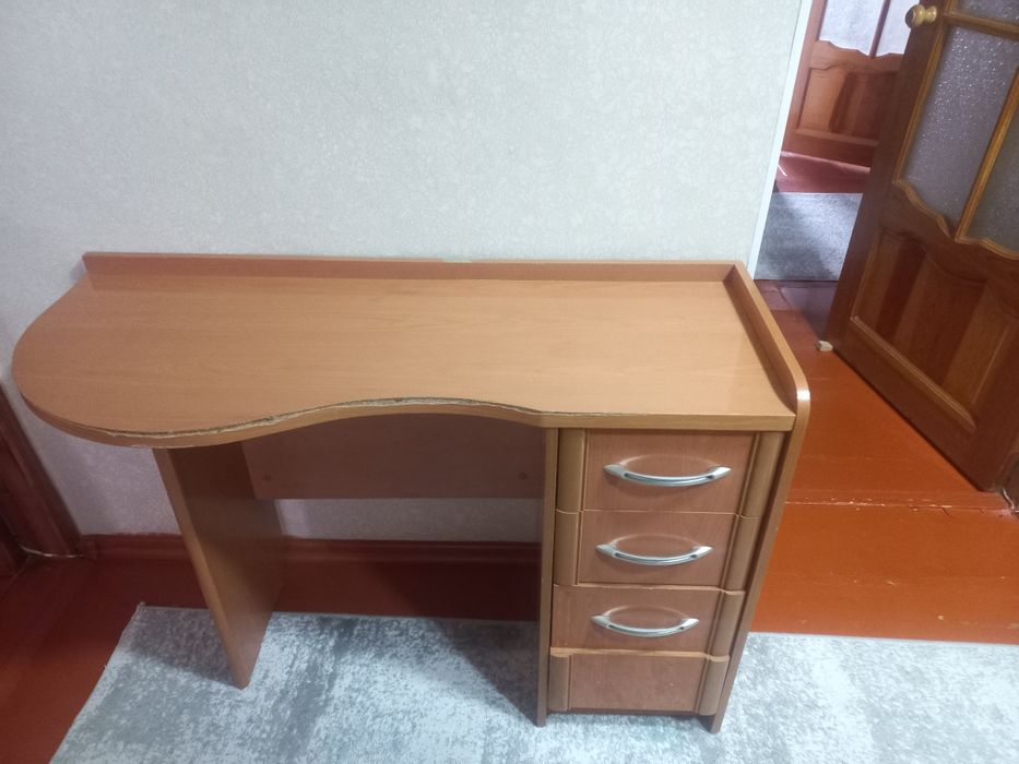 Стол б/ушный продаётся